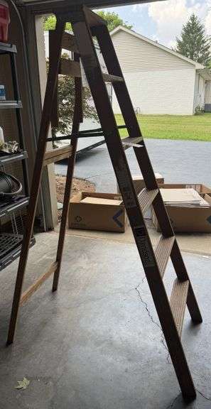 Wood stepladder