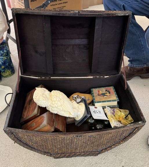 Trunk and decor