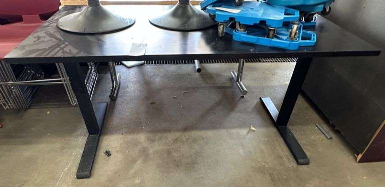 5ft Hydraulic Adjustable Table