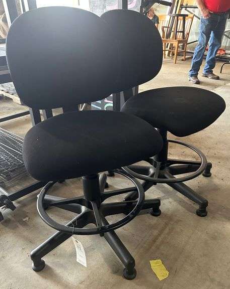 2 hydraulic chairs