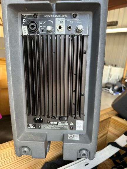 2 Peavey Speakers