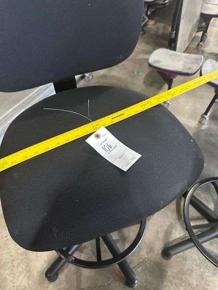 2 hydraulic chairs