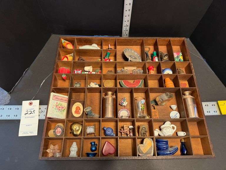 Wall shelf and decorative pieces