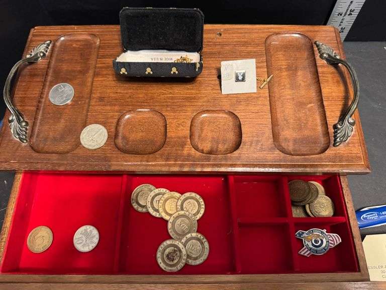 4 pocket knives, tie clip, tokens