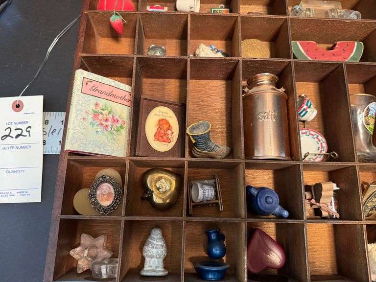 Wall shelf and decorative pieces