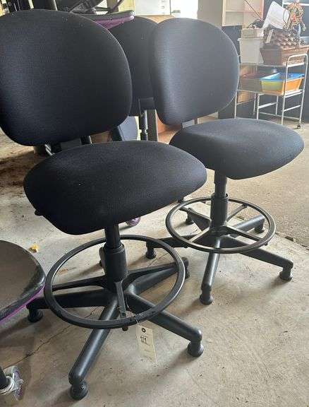 2 hydraulic chairs
