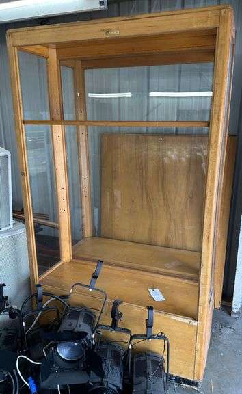 2 Trophy Cases