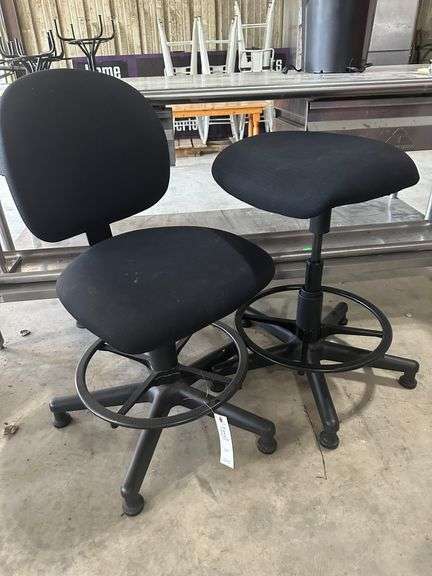 2 hydraulic chairs