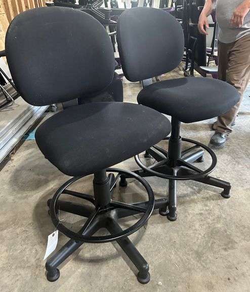 2 hydraulic chairs