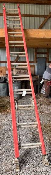 Fiberglass extension ladder