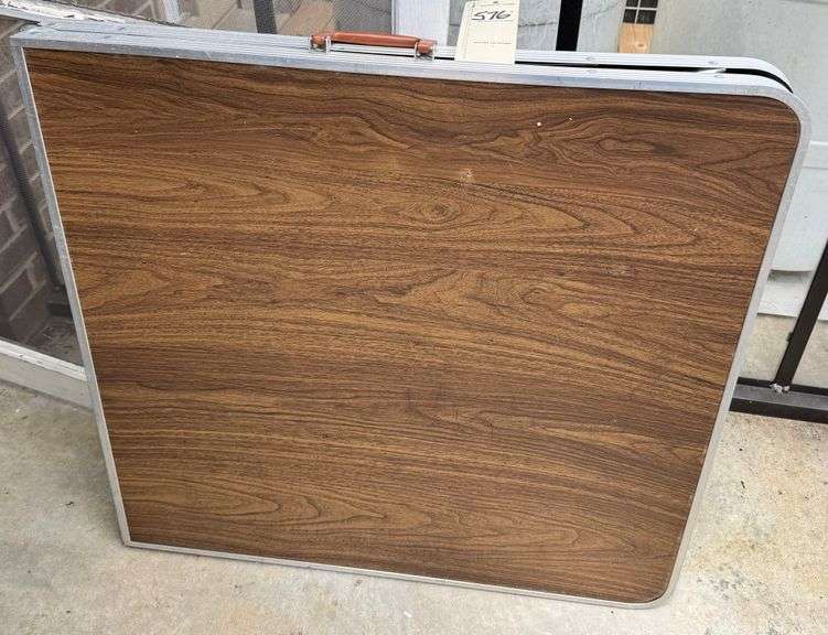 Folding table