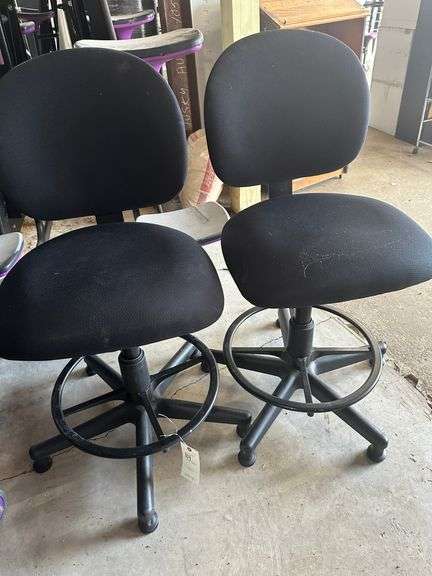 2 hydraulic chairs