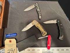 4 pocket knives, tie clip, tokens
