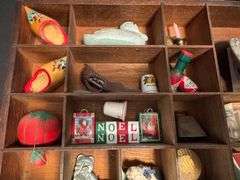 Wall shelf and decorative pieces