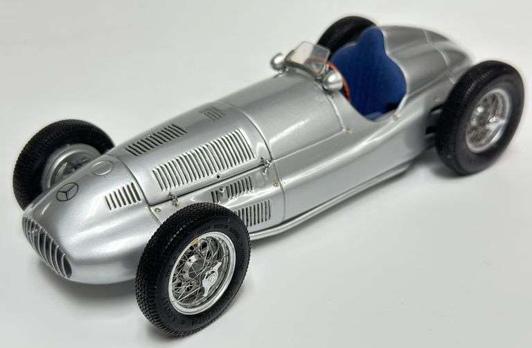 CMC 1/18 1939 Mercedes W165 Racer