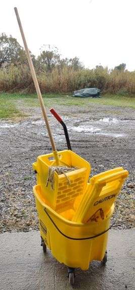 Rubbermaid Commercial Mop Bucket W/ Caution Set