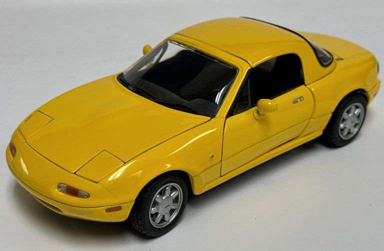 Kyosho 1/18 Die-Cast Mazda MX-5 Miata
