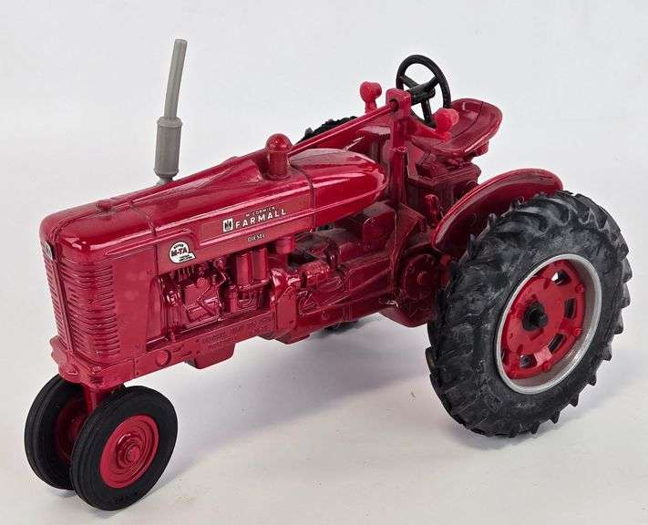 1/16 Ertl Farmall Super M-TA Narrow Front Tractor