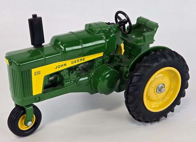 1/16 Ertl John Deere 630 Narrow Front Tractor