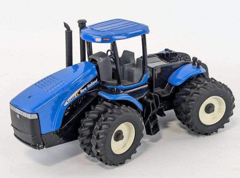 1/32 Ertl New Holland TJ450 4wd Tractor