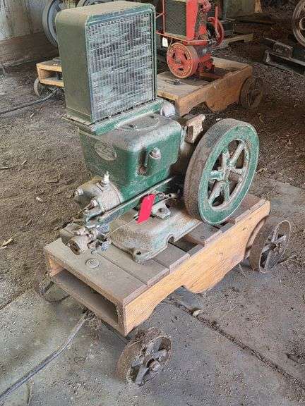 Fairbanks-Morse Model Z Gas Engine on Cart