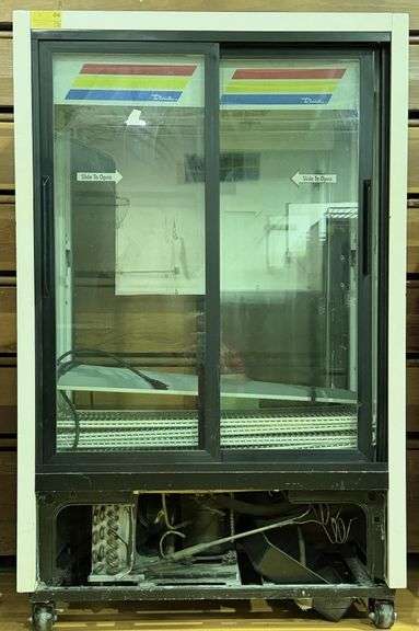 True GDM-33CPT Merchandising Refrigerator 39.5” X 24” X 63”