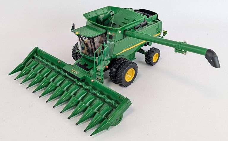 1/32 Ertl John Deere 9760 STS Combine w/ Corn Head