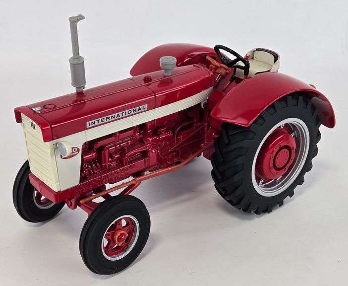 1/16 Ertl International 660 Diesel Tractor