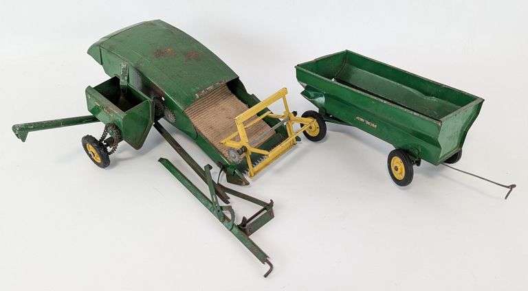 Vintage 1/16 Ertl John Deere 12A Combine & Barge Wagon