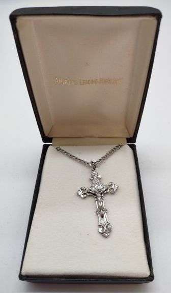 (E) Chapel Sterling Silver Cross Crusifix Necklace