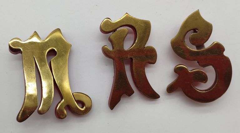 (E) (3) Vintage Bakelite Brooches