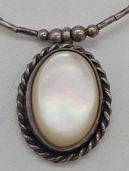 (E) Sterling Silver Mother of Pearl Pendant Necklace
