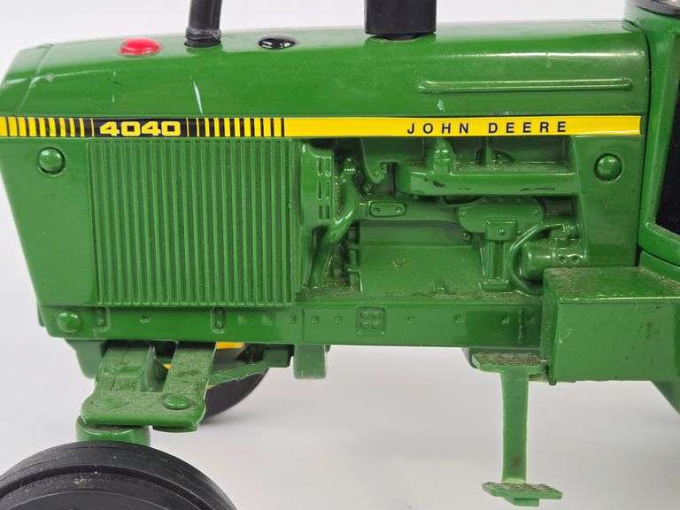1/32 Ertl Allis-Chalmers Gleaner Combine w/ Grain Head