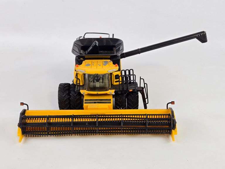 1/32 Ertl New Holland CR970 Combine w/ Grain Head