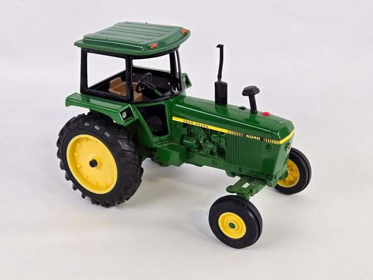 1/32 Ertl Allis-Chalmers Gleaner Combine w/ Grain Head