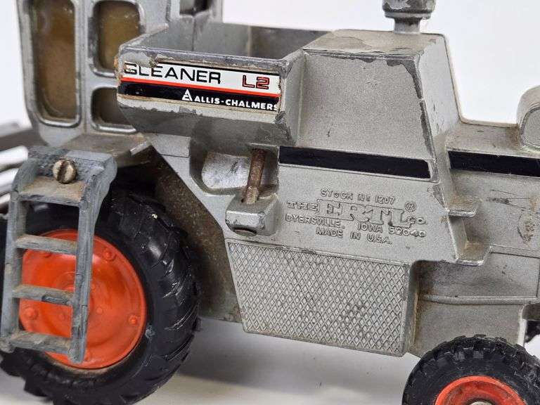 1/32 Ertl Allis-Chalmers Gleaner L2 Combine w/ Grain Head