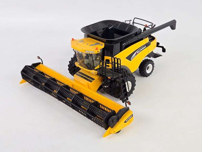 1/32 Ertl New Holland CR970 Combine w/ Grain Head