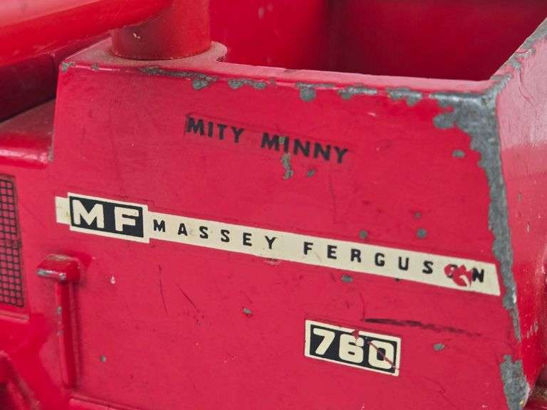 1/16 Ertl Massey Ferguson 760 Combine w/ Grain Head