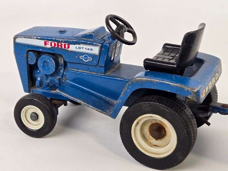 1/16 Ertl Ford LGT 145 Garden Tractor w/ Trailer / Cart