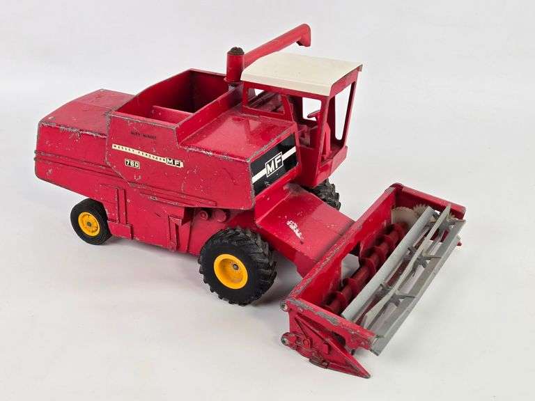 1/16 Ertl Massey Ferguson 760 Combine w/ Grain Head