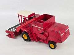 1/16 Ertl Massey Ferguson 760 Combine w/ Grain Head