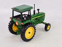 1/32 Ertl Allis-Chalmers Gleaner Combine w/ Grain Head