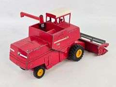1/16 Ertl Massey Ferguson 760 Combine w/ Grain Head