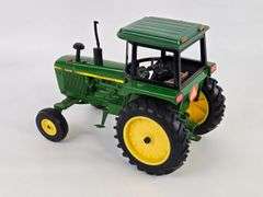 1/32 Ertl Allis-Chalmers Gleaner Combine w/ Grain Head