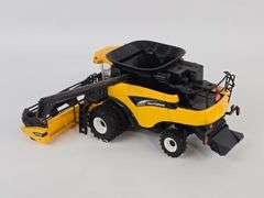 1/32 Ertl New Holland CR970 Combine w/ Grain Head