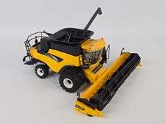 1/32 Ertl New Holland CR970 Combine w/ Grain Head