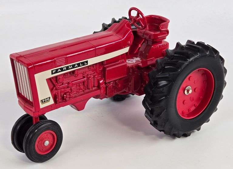 1/16 Ertl Farmall 706 Narrow Front Tractor