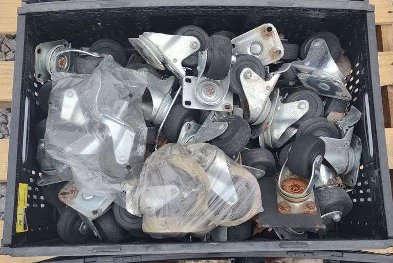 (R) Storage Tote of Swivel Casters