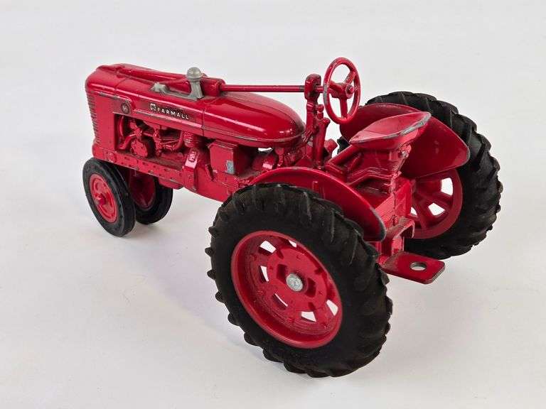 1/16 Ertl Farmall H Narrow Front Tractor