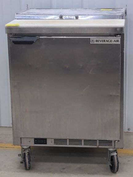 (D) Beverage-Air 27" Sandwich/Salad Prep Table with Refrigerated Base